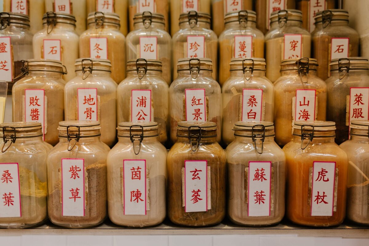 Botes de plantas medicinales chinas en una botica tradicional