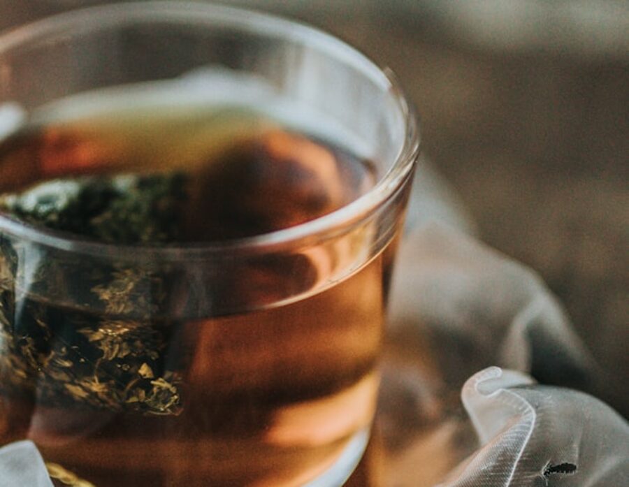 Infusión de hierbas recién preparada